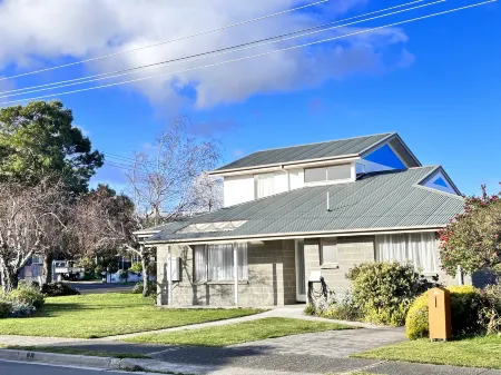 Beach House 3 mins walk Bellerive Beach, Hobart Отели в г. Беллерайв