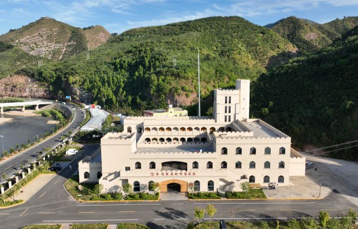 Danfeng Dongfeng Winery Hotel
