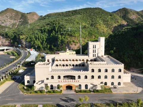 Danfeng Dongfeng Winery Hotel
