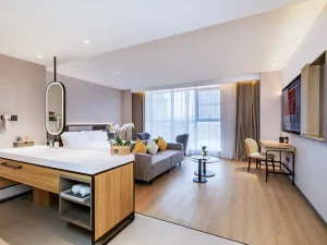 Homeinn Plus Hotel (Aksu Jiefangbei Road Airport)