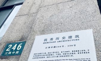 A sign on the front side wall is written in both English and foreign characters at Yuzhan No.8 Art Hotel (Shanghai Beach Branch)