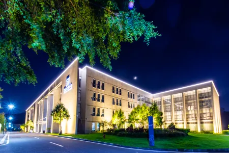 Zhuhai Jinghuayuan Hotel Отели рядом с достопримечательностью «Zhuhai Branch of Beijing Normal University Dormitory»