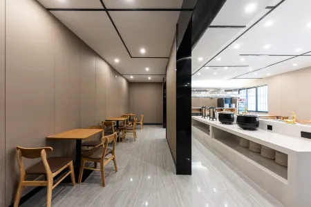 Jichu Hotel (Railway Station Store of Lichuan Passenger Station) Отели рядом с достопримечательностью «Lichuan Zhidi Plaza New Ocean World»