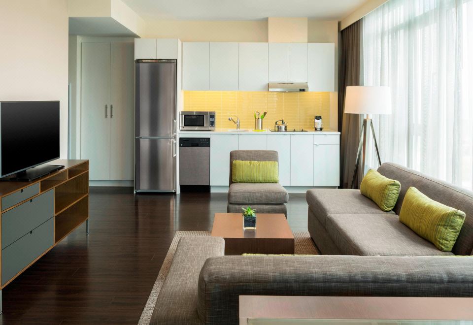 엘리먼트 밴쿠버 메트로타운의 깔끔하게 정돈된 실내 수영장