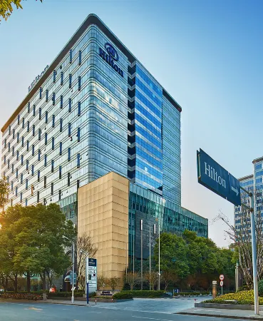 Hilton Shanghai Hongqiao Отели рядом с достопримечательностью «Пунг-Бич Наньфэн Сити»