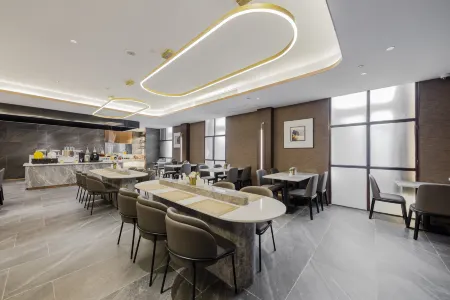 Homeinn Plus Hotel (Shanghai Railway Station Yanchang Road Subway Station) Отели рядом с достопримечательностью «Shanghai Circus World»