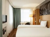 Ibis Edinburgh Centre South Bridge – Royal Mile Hotels near Central Library
