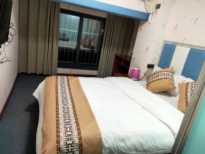 Yingshan Xinlong Yiyun Business Hotel