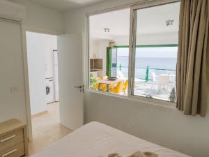 Sea Breeze Apartment Walk to Beach Sea Views A C Wifi Car Not Required - 2769