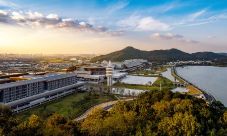 NINGBO INTERNATIONAL CONVENTION CENTER HOTEL Отели рядом с достопримечательностью «Erlingshan Hot Spring»