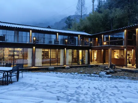Hubei, Danjiangkou Mount Wudang Lingshan Jumeisu Отели рядом с достопримечательностью «Wudang Mountains Ancient Building Complex»