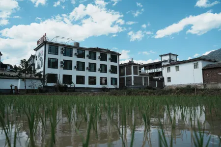 Lijiang Yunbowan Hotel (Sanyi International Airport) Отели рядом с Аэропорт Лицзян