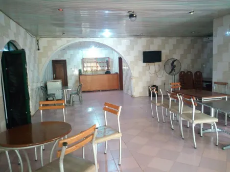 De Lawrence Court and Suites