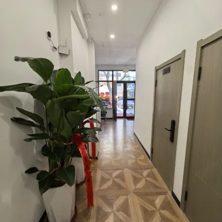 Huatingju Express Apartment (Liaoyang Baita Railway Station)