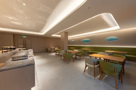 Ji Hotel (Yueyang Huarong People's Square County Government Branch)