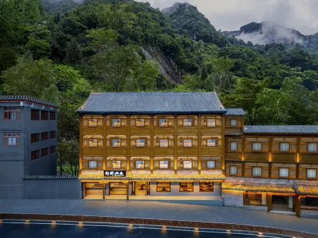 25 Wuyaling, Wudang Mountain Scenic Area, Wudang Road, Danjiangkou City, Hubei Province, China Отели рядом с достопримечательностью «Langmei Temple»