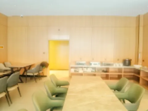 Super 8 Hotel（G216 Store, Gaize County, Ngari Prefecture） Hotels in Gertse