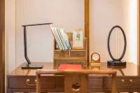 Huazhong Holiday Hotel - balcony
