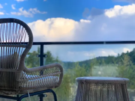 Nestled in the Mountains • Harmonious Wind Stacked Compounds Boutique Lodge Отели рядом с достопримечательностью «Yeya (Wild Duck) Lake Holiday Resort»