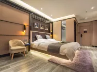 Denis Hotel (Wuzhou Chenxi Mingdu New City Branch) - balcony