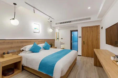 A bed and breakfast in front of Huangshan Mountain