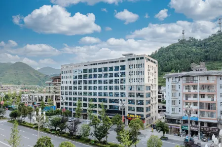 Junyi Hotel (Kaili College Kaili High-speed Railway South Station) Отели рядом со станцией Kaili South Railway Station