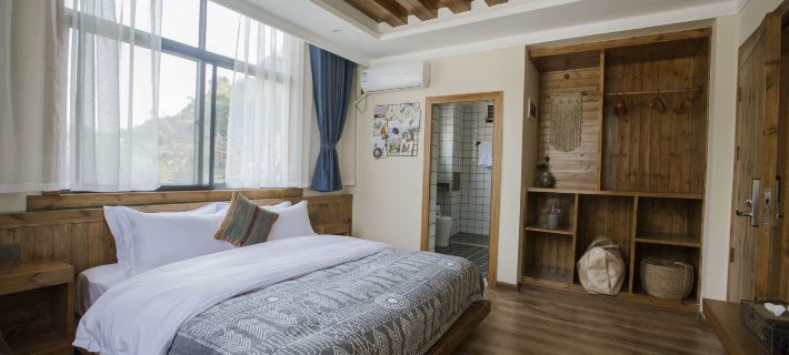 Banshan Requanju Hotels in Changning