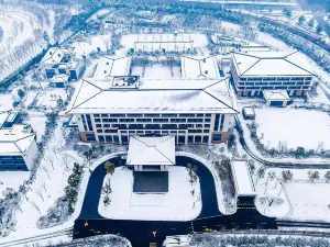 Xuchang Rebecca Furong Resort (Zhengxu Light Rail Furong Lake Station)