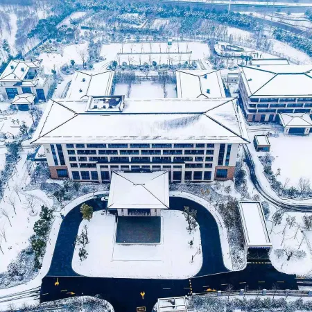Xuchang Rebecca Furong Resort (Zhengxu Light Rail Furong Lake Station)