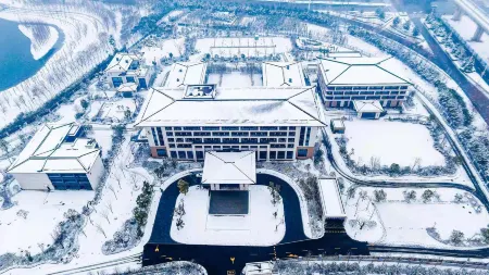 Xuchang Rebecca Furong Resort (Zhengxu Light Rail Furong Lake Station) Отели рядом с достопримечательностью «Qingyihe Thousand Acres Garden»