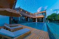 Lijiang Yueyangli garden Swimming Pool designer's home stay Отели рядом с достопримечательностью «Чуй Хэ Чуй Фун-стрит»