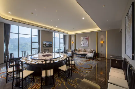 EAST LAKE HOLIDAY HOTEL