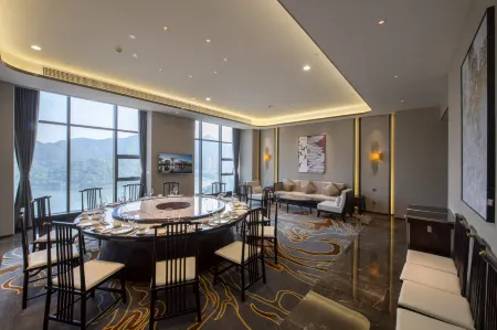 EAST LAKE HOLIDAY HOTEL Отели в г. Янчунь