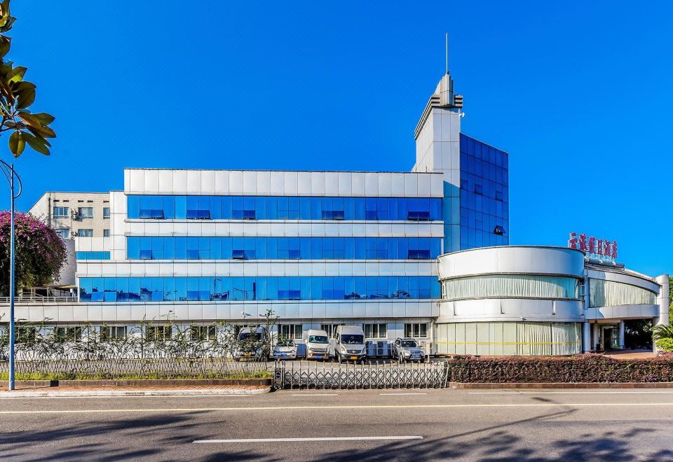 3. 홀리데이 인 충..