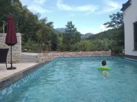 Yixinju Hostel - piscina