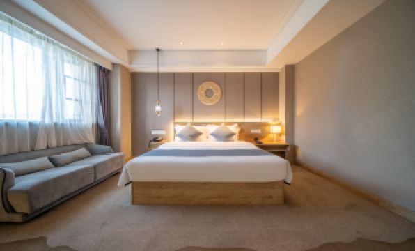 Hongyan Holiday Riverview Hotel (Chongqing Jiefangbei Hongyadong Branch)