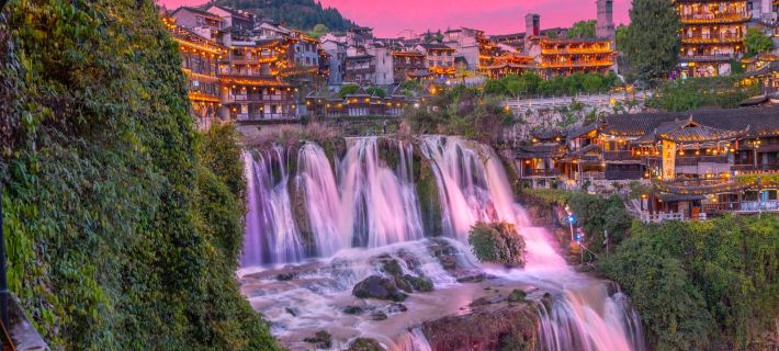 12C · Core Location View Homestay | Overlooking Night Light Show & Riverview Above Furong Falls Hotel di Yongshun