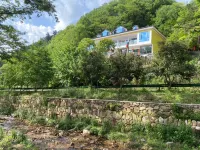 仙溪山莊（張家界國家森林公園店） 鄰近崖壁（百丈絕壁）的酒店