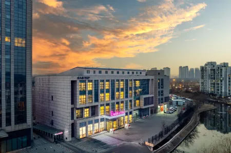 White Swan Lakeside Hotel Отели рядом с достопримечательностью «Tianjinkeji University»