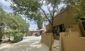 Dunhuang Xichen Yishe Homestay (Crescent Spring Mingsha Mountain Scenic Area Branch)