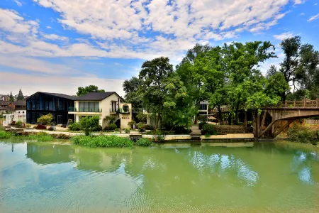 Wuzhen Qingxu Wild Luxury Resort Отели рядом с достопримечательностью «Fu'an Bridge»