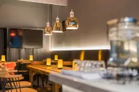 Yueqi Hotel (Shanghai Hongqiao Airport Zoo Subway Station)