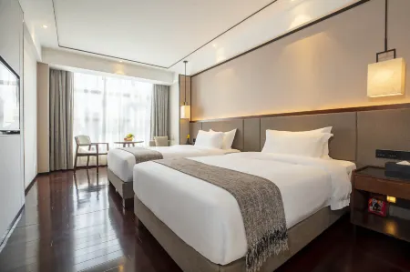 Qianmen Holiday Inn (Zhuhai City Rail Mingzhu Station)