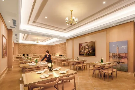 Vienna Hotel (Fengdu Store) Отели рядом с достопримечательностью «Fengdu Hongsheng Culture Plaza»