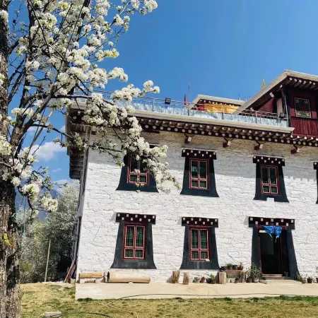 Danba Jiangji B & B