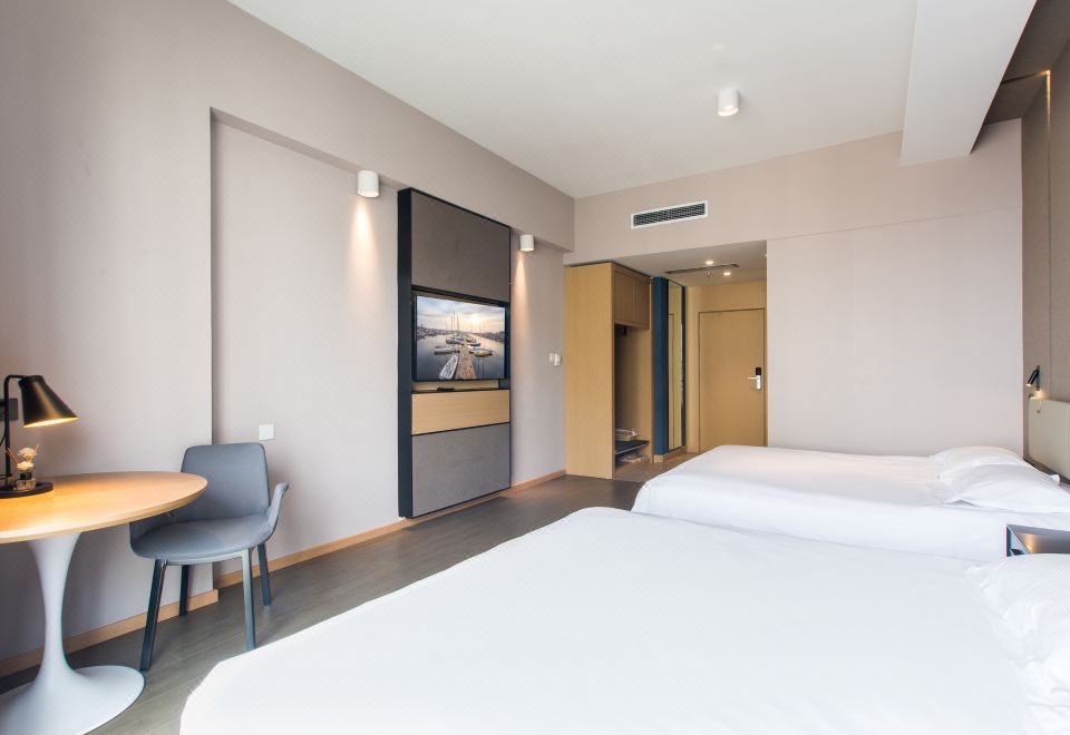 써드 스페이스 오션뷰 호텔 칭다오의 깔끔하고 모던한 내부 디자인 이미지