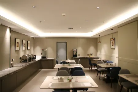 Homeinn Hotel (Jixi Jinlong Building Railway Station Wanda Plaza) Отели в г. Цзиси