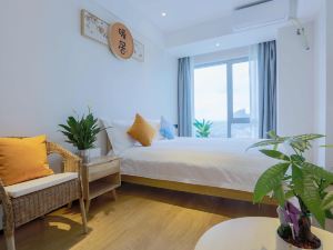 Huaji Boutique Apartment (Nanjing South Railway Station Vanke Dushi World Shop)