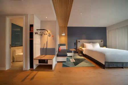 Holiday Inn Express Shanghai Huijin Отели рядом с достопримечательностью «Shanghai University of Political Science and Law»