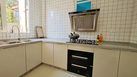 Blank Inn Отели рядом с достопримечательностью «Huitang Huatian City Hot Spring Resort»